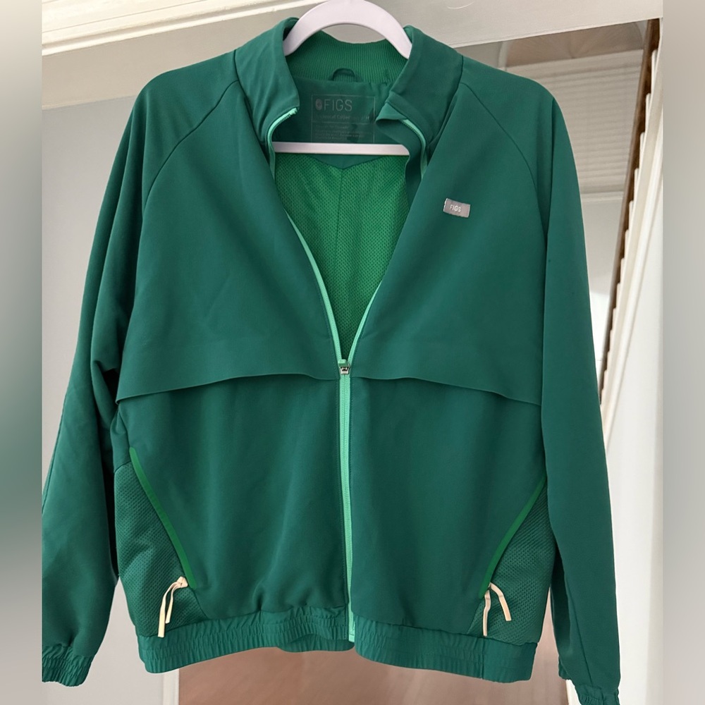 Jacket , invisible side zip pocket,Two zip hand pockets  interior patch pockets